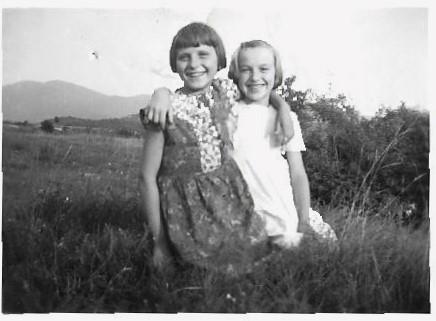 Slavica Kranjc s prijateljico Antonijo, Staravas 1959